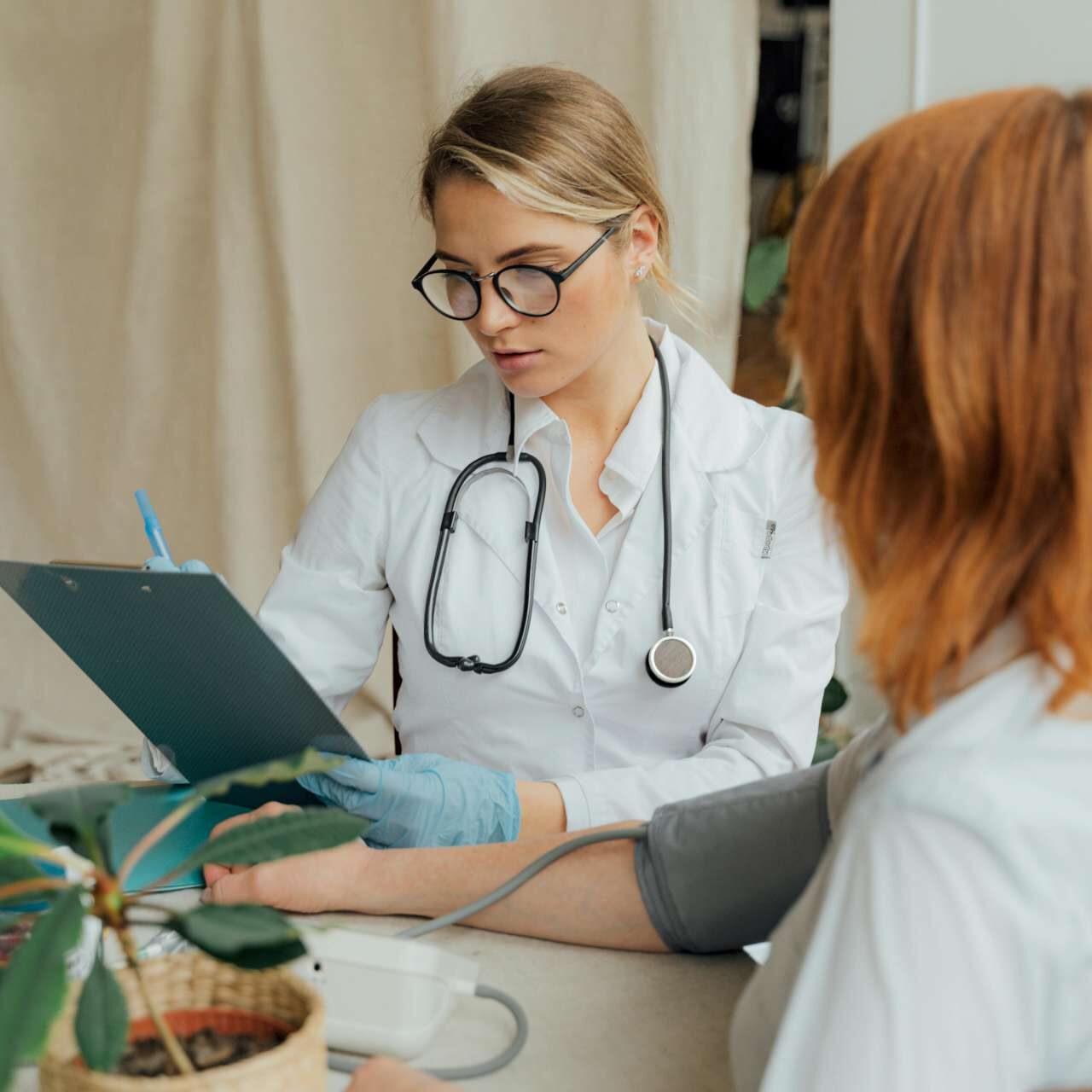 Ενδοκρινολόγος εξετάζει ασθενή μετρώντας αρτηριακή πίεση στην Apex Medical Group