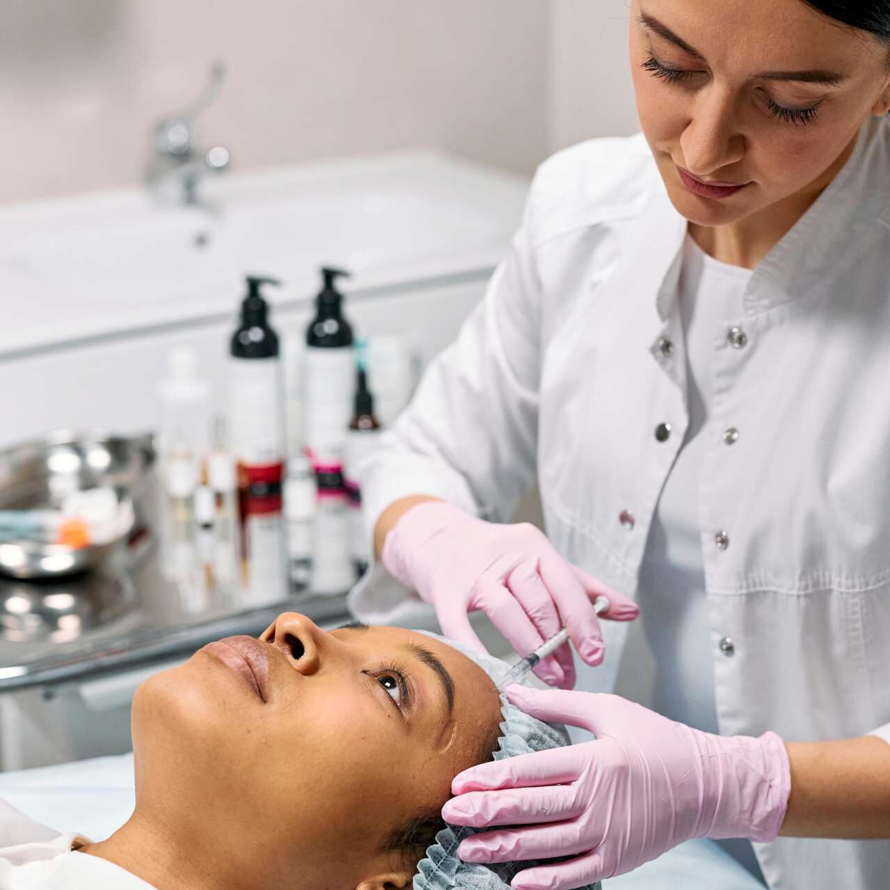 Πλαστικός χειρουργός πραγματοποιεί αισθητική επέμβαση προσώπου στην Apex Medical Group